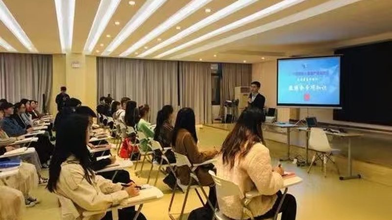 管理培训PPT模板：如何挑选合适的工具助力职场提升