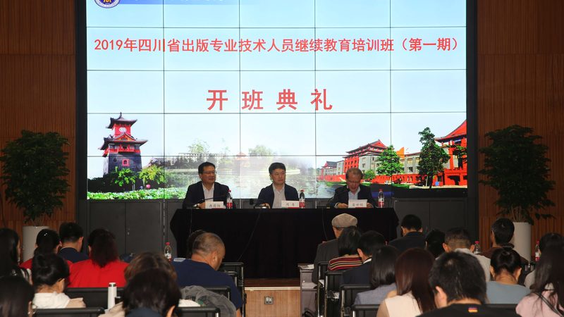 在选择初级中级会计联报培训课程时，需要注意以下几点：